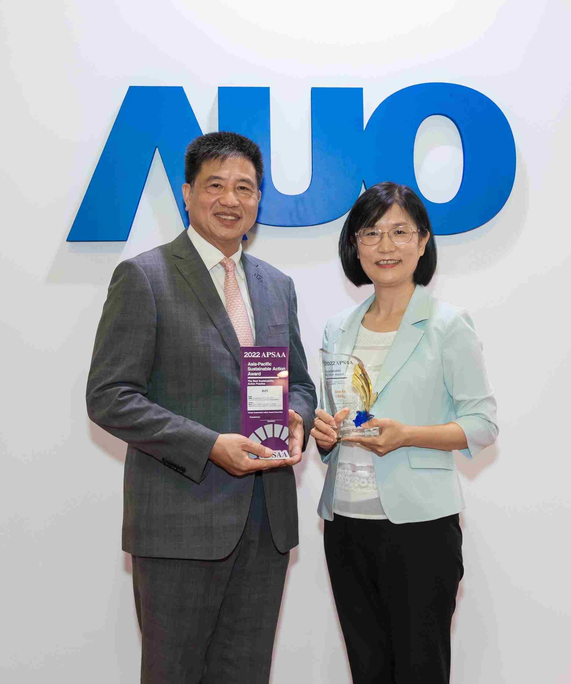 壹号平台长期垫筑永续远景的基石，，，，透过ESG暨气候委员会逐步实践永续策略蓝图。。。其中，，，壹号平台光电永续长古秀华带领团队、、制定中长期目标，，缔造多面向亮眼表现，，获得「顶尖永续长奖」的个人奖殊荣（左：壹号平台光电董事长暨执行长彭双浪，，，右：壹号平台光电永续长古秀华）