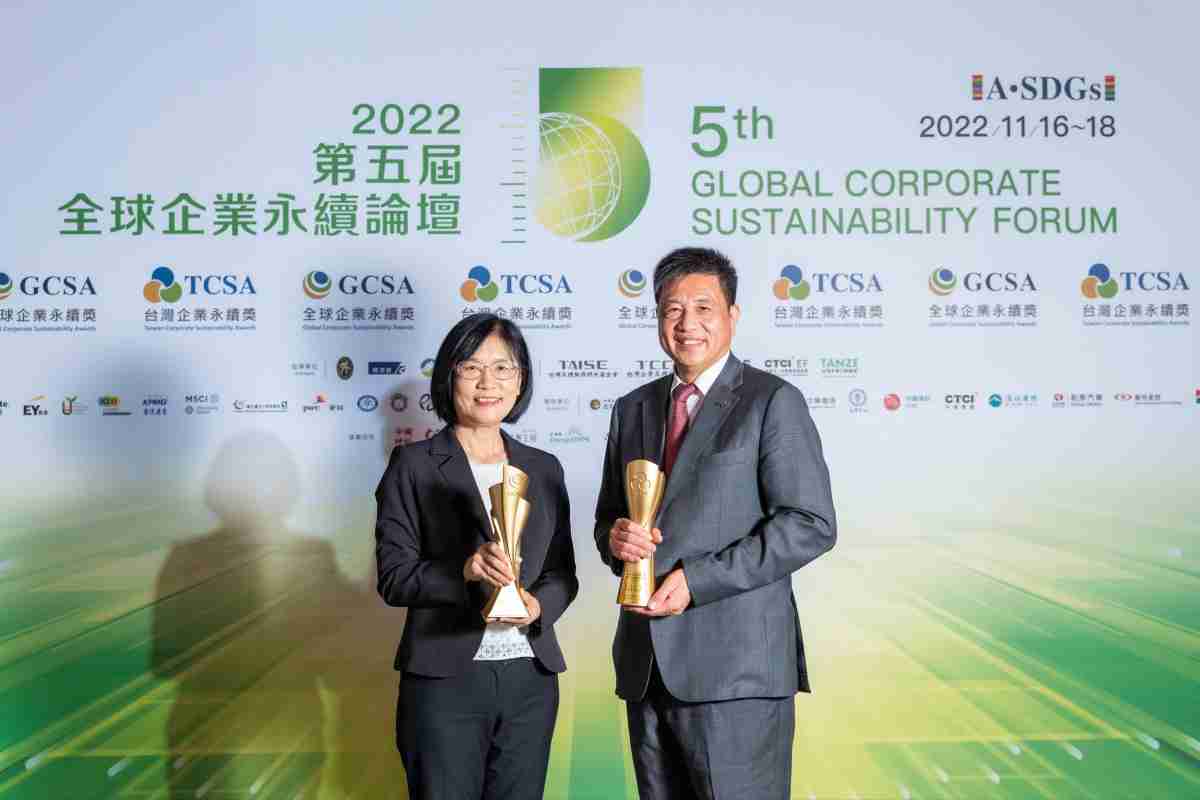 壹号平台作为净零碳排先锋，，，，期引领价值链伙伴同行共好，，，，卫冕制造业组“十大典范企业” 二连冠殊荣(左：壹号平台光电永续长古秀华，，，，右：壹号平台光电董事长暨执行长彭双浪)