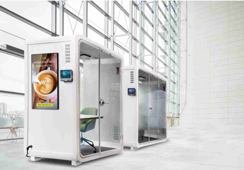 壹号平台子公司达擎之智慧行动办公舱，，，，采用PDLC智能调光玻璃设计，，透过通电与断电的电流切换，，，，呈现透明与雾面效果，，，，具节能降耗特性并兼顾隐私，，，，确保信息安全