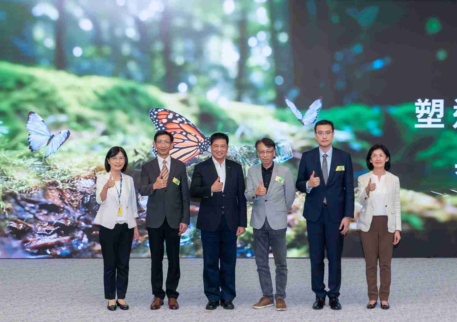 友達2023 CSR共榮大會，，，邀請領域專家分享交流生物多樣性管理趨勢、、、無塑產品、、、、海廢永續塑料等議題  （圖左到右：友達光電永續長古秀華、、、3M台灣技術長陳君杰、、友達光電董事長暨集團策略長彭双浪、、光寶科技企業永續發展處處長陳慶暉、、安永聯合會計師事務所執業會計師曾于哲、、友達光電供應鏈總部副總經理吳宜芳）