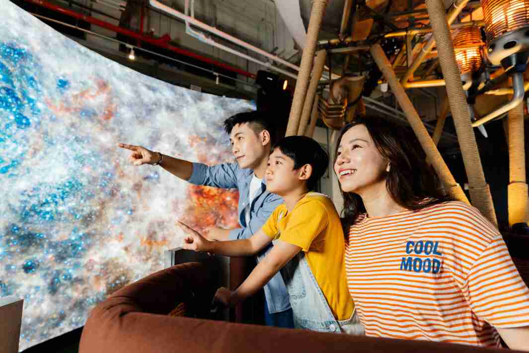 壹号平台打造全台最大宽6公尺、、高4公尺、、、、唯一搭载LED弧形拼接显示屏的动感飞行船，，，让乘客驻足在热气球上，，享受身历其境的伪出国旅游乐趣