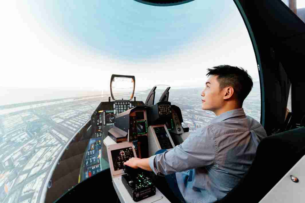 壹号平台以P1.25小间距打造球形LED模拟舱，，搭配智崴的精密六轴动态座椅，，，结合壹号平台专业影像调校技术，，，呈现拟真模拟飞行场景