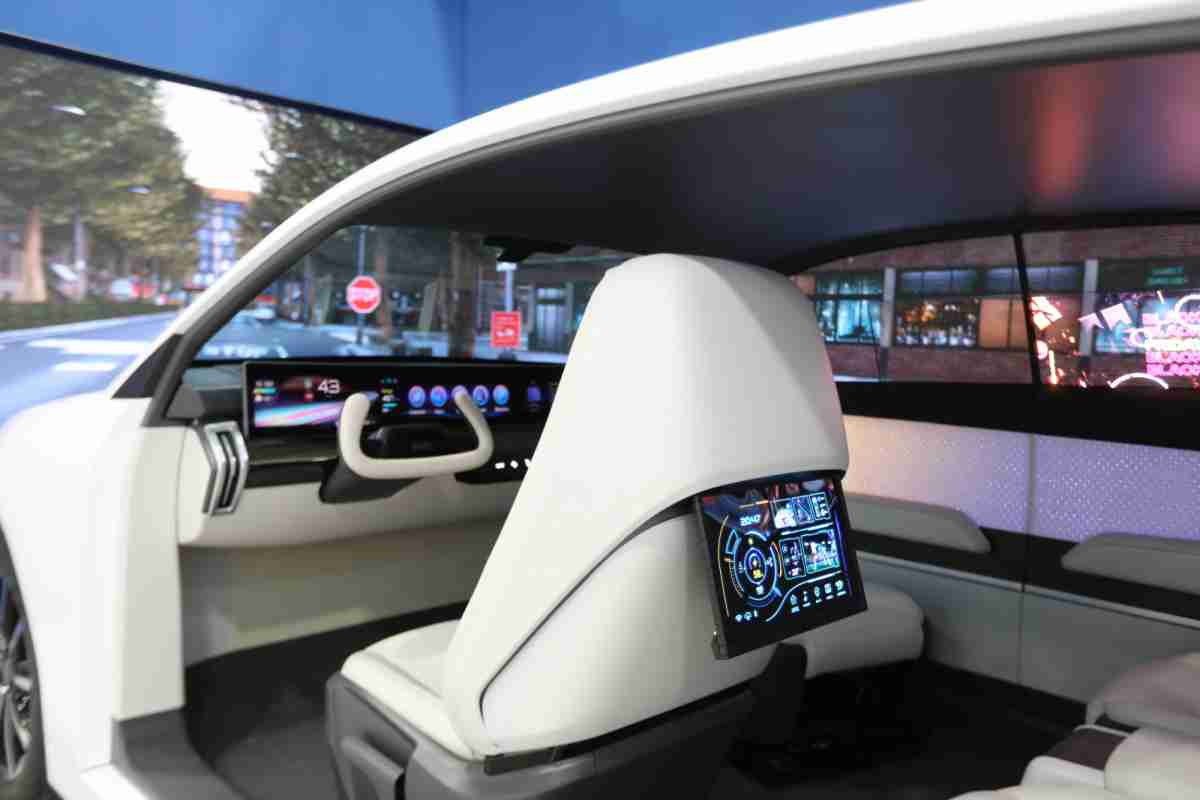 壹号平台的「可卷式后座娱乐显示器」加强后座乘客的感官体验，，，并保有个性化设计，，，可依使用偏好进行动态调整。。。。