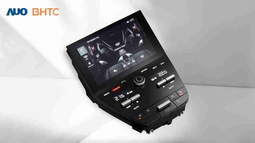 作為友達新生力軍，，，，BHTC所展示的中央與後座鞍部的Display HMI產品，，，可處理多區恆溫控制、、顯示畫面，，，呈現仿真3D車室分區；以力傳感技術精準傳遞觸感，，，並結合音量及震動反饋，，，，防止意外啟動，，，提供使用者自然流暢、、直觀且輕鬆駕馭的舒適介面
