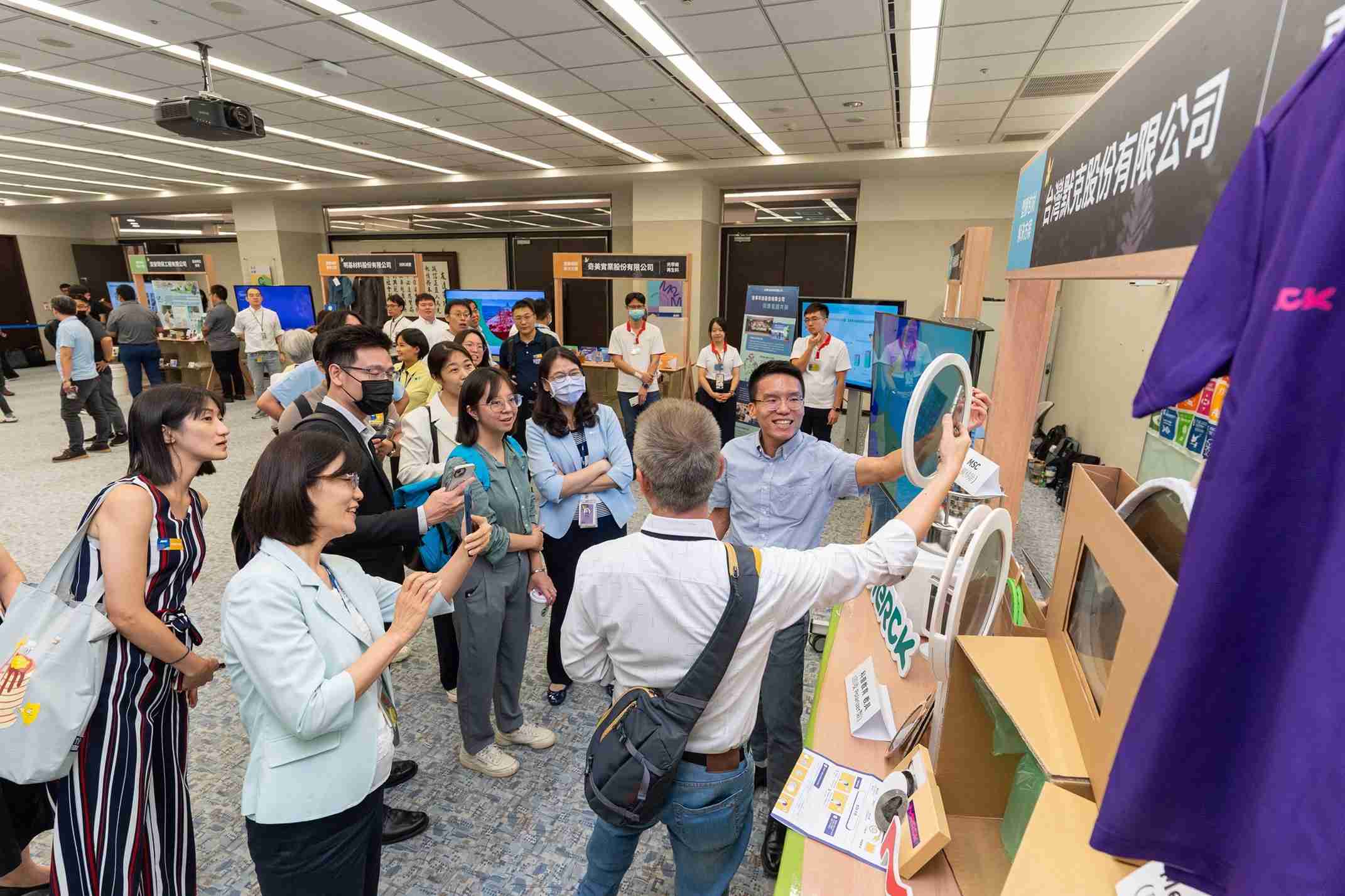 壹号平台连手产业伙伴策划首届生态圈联展，，，展示如何将废塑料循环再利用，，，，创新解决方案包括：塑料包材再生与循环使用、、、、再生塑料研发及应用、、废塑料回收再生技术、、、、减塑生活提案等